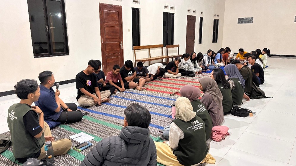 Mahasiswa KPM 01 Gelar Diskusi Interaktif dan Makan Bersama Pemuda Kristen GKJW